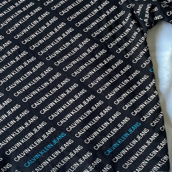Calvin Tee white and a bit of blue on black diagonal logo print Sz M - Picture 4 of 5